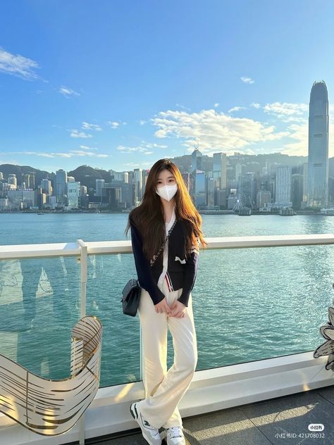 City View Aesthetic, Aesthetic Skyline, Hongkong Outfit, View Aesthetic, Hong Kong Fashion, Ootd Poses, Clothes Korean Style, Balance Sneakers, New Balance Sneakers