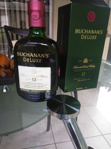 Buchanans Whiskey Fotos, Buchanan Whiskey, Buchanan Deluxe, Party Night Club Aesthetic, Party Night Club, Blended Scotch Whisky, Alcohol Aesthetic, Boozy Drinks, Cute Instagram Pictures