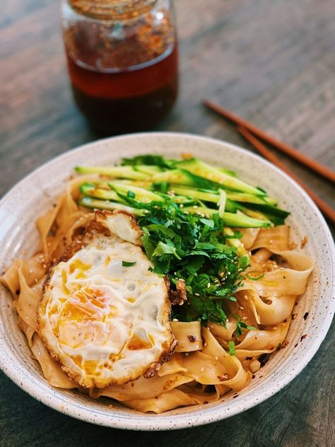 Don’t say I didn’t warn you, but my 10 Minute Spicy Garlic Noodle is seriously so addicting and delicious. Spicy Garlic Noodles, Spicy Lunch, Garlic Noodle, Garlic Noodles Recipe, Tiffy Cooks, Homemade Chilli, Garlic Noodles, Easy Asian Recipes, Asian Noodles