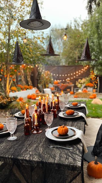 Cozy Fall Halloween Decor, Outdoor Fall Dinner Party Decor, Halloween Garden Party Ideas, Halloween Tablescape Outdoor, Fun Halloween Party Decorations, Witches Gathering Party, Halloween Dinner Party Table Decor, Cute Halloween Table Decor, Witches Night In Party Ideas