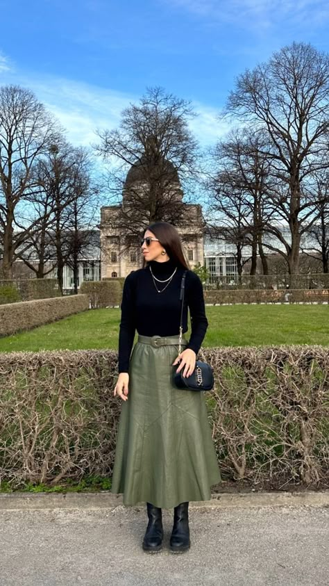 Long Green Skirt Outfit, Green Leather Skirt Outfit, Leather Skirt Outfit Winter, Green Skirt Outfit, A Skirt Outfit, Midi Skirt Outfit Winter, Green Skirt Outfits, Outfit Verde, Green Leather Skirt