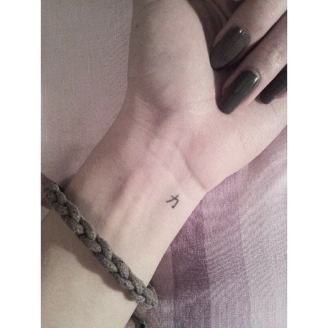 Minuscule Symbol Chinese Character Tattoos, Arrow Tattoos For Women, Tooth Tattoo, Kiss Tattoos, Tiny Tattoos For Women, Tiny Wrist Tattoos, Fan Tattoo, Strength Tattoo, 4 Tattoo