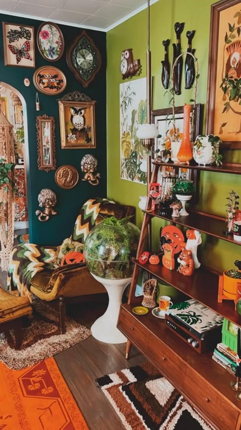 Vintage Bedroom Decor 70s, Maximalist Decor Vintage Bedroom, Boho Eccentric Decor, Mcm Maximalist Bedroom, Vintage Boho Maximalism, Maximalist 70s Decor, Retro Maximalist Living Room, 70s Witch Aesthetic Decor, 70s Style Home Decor