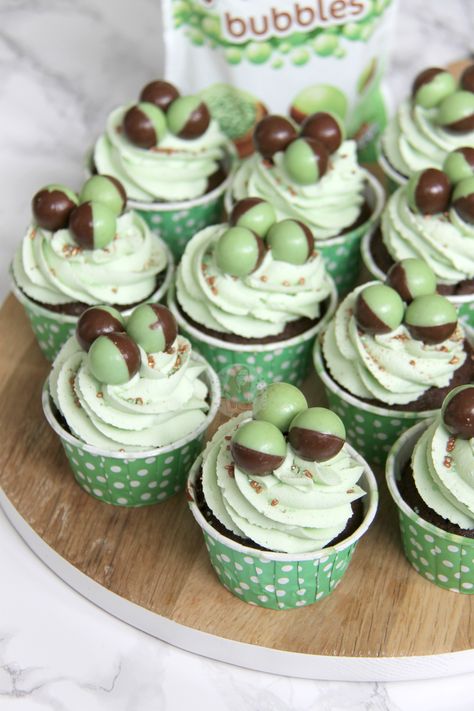 Minty & Delicious Chocolate Chip Cupcakes, topped with a Mint Buttercream and Mint Aero Bubbles make seriously yummy Mint Chocolate Cupcakes! I have aaaaalways loved Chocolate, and Cupcakes, and Minty things… so this combination seemed perfect. And it definitely was! I love using Mint in Buttercream and in Sponge mixes as it makes it a subtle yet perfect amount of flavour.. and the extra crunch almost of the chocolate chips is seriously delicious. This is another request made by my Facebo... Cupcake Flavours Ideas, Aero Cupcakes, Mint Chocolate Chip Cupcakes, Cupcake Flavours, Mint Buttercream, Mint Chocolate Cupcakes, Janes Patisserie, Chocolate Chip Cupcakes, Party Cupcakes