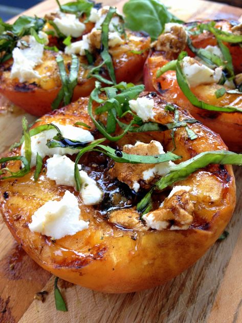 Grilled Peaches Balsamic, Balsamic Peach, Grilled Peach Salad, Beet And Goat Cheese, Goat Cheese Recipes, Vegetarian Sides, Peach Salad, Summer Meals, Easy Summer Meals