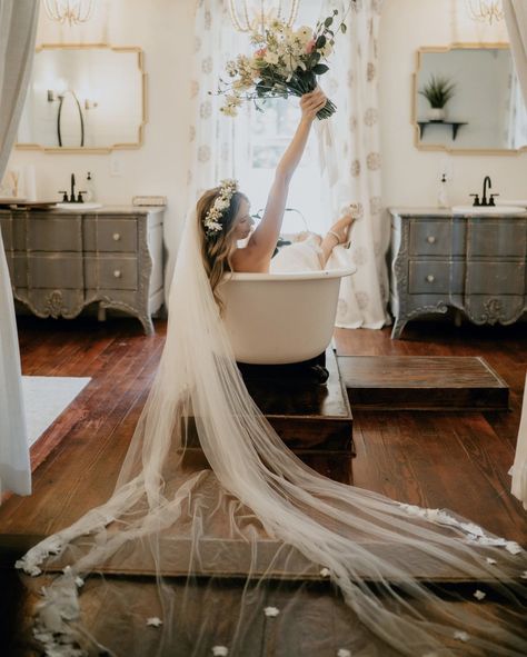 Bathtub Wedding Photo, Bride In Bathtub, Wedding Boudreaux Photoshoot, Bridal Lingerie Photoshoot, Claw Tub, Bride Vibes, Poses For Photography, Wedding Picture Poses, Wedding Vision Board