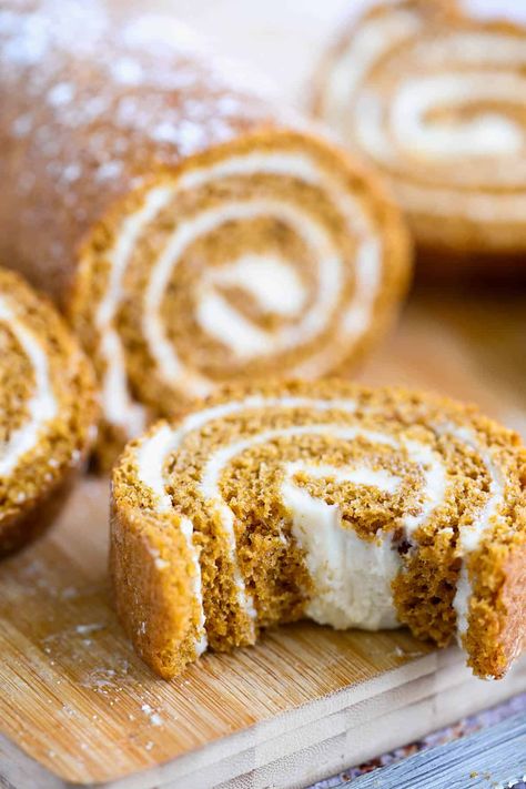 Easy Pumpkin Roll - Simply Scrumptious Eats Easy Thanksgiving Meals, Pumpkin Pie Roll, Easy Pumpkin Roll Recipe, Libbys Pumpkin Roll, Easy Pumpkin Roll, Pumpkin Roll Recipe Easy, Pumpkin Roll Recipe, Pumpkin Rolls, Pumpkin Rolls Recipe