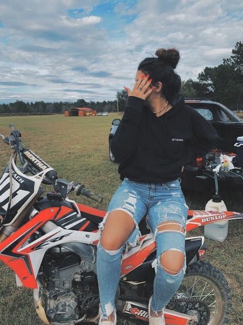 @drift_daze Motocross Couple, Motocross Girls, Foto Cowgirl, Country Girl Life, Motocross Love, Мотоциклы Cafe Racers, Motorcross Bike, Dirt Bike Girl, Bike Photoshoot