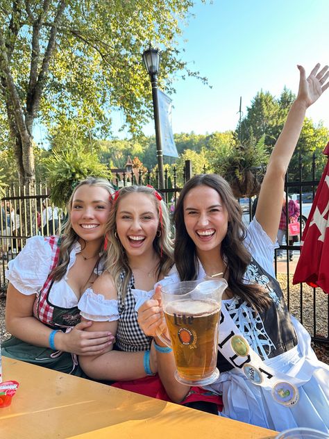 Oktoberfest Helen Georgia dirndl costume Oktoberfest Pictures Ideas, Germany Oktoberfest Aesthetic, Oktoberfest Photography, Oktoberfest Pictures, Beer Drinking Girl, Beer Maid, Oktoberfest Woman, German Beer Girl Oktoberfest, Cute Glasses Frames