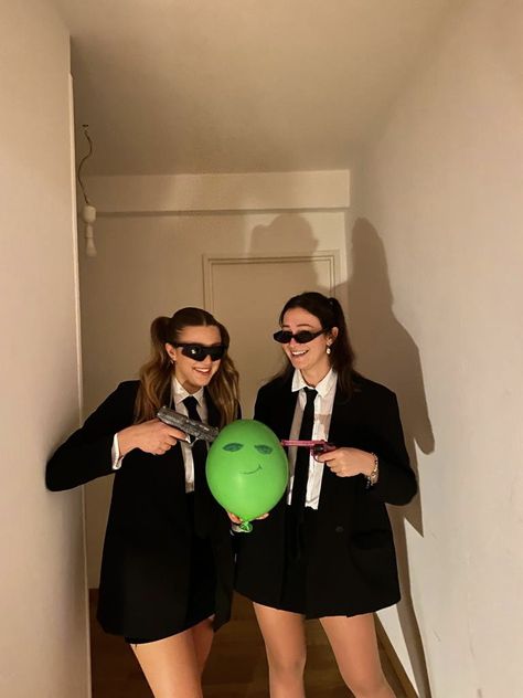 Men In Black Outfit Women Halloween, Men In Black Outfit Women, East Costume Ideas, Man In Black Costume Women, Mib Costume Women, Men In Black Costume For Women, Teen Party Outfits, Mib Costume, Men In Black Costume