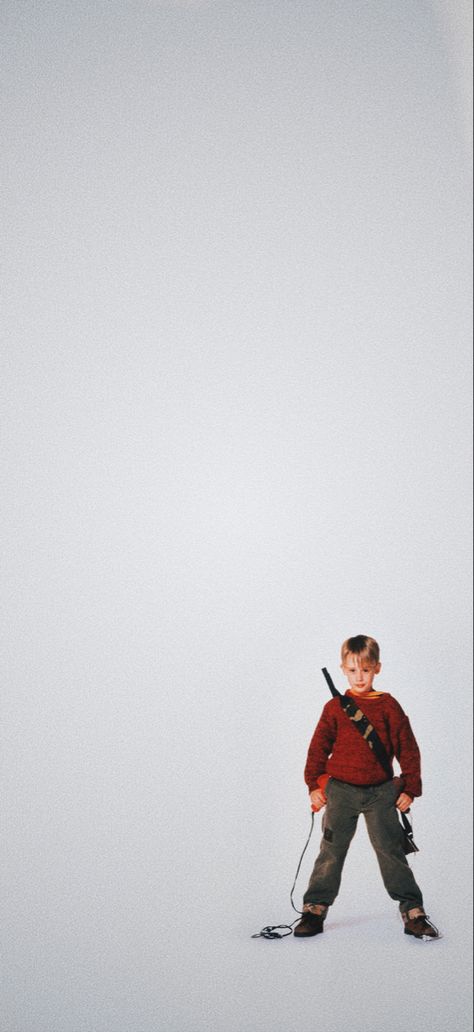 Home Alone Iphone Background, Minimalist Holiday Wallpaper, Iphone 13 Christmas Wallpaper, Home Alone Aestic, Home Alone Photoshoot, Christmas Movie Pictures, Home Alone Wallpers Iphone, Home Alone Background, Elf Aesthetic Wallpaper