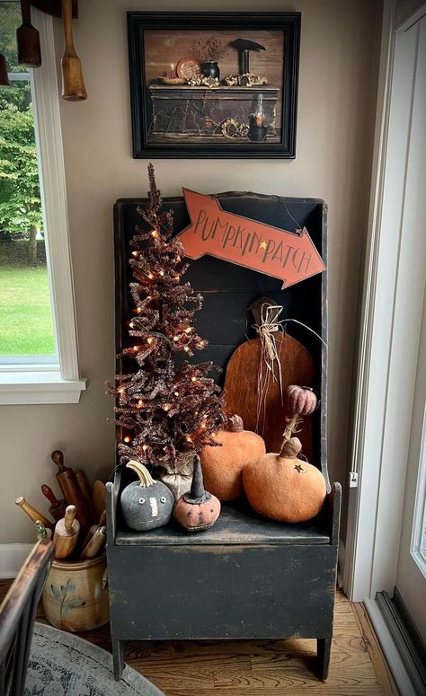 Halloween Living Room, Brooms And Brushes, Primitive Design, Primitive Homes, Decorating Crafts, Primitive Halloween, Colonial Decor, Primitive Farmhouse, Fall And Thanksgiving