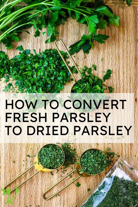 Fresh Parsley Recipes, Dry Sage, Drying Fresh Herbs, Parsley Recipes, Cooking Herbs, Dried Parsley, Ways To Eat Healthy, Basil Recipes, Empanadas Recipe