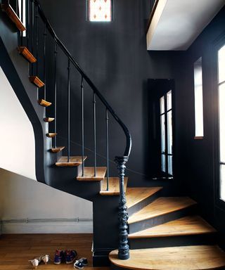 Modern Stairs Design Ideas, Modern Stairs Design, Wooden Staircase Railing, Black Staircase, Balustrade Design, Painted Staircases, Black Stairs, Extension Plans, Treads And Risers