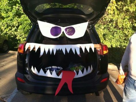 Trunk r treat Monster Mouth Trunk Or Treat, Mouth Trunk Or Treat, Easy Trunk Or Treat, Halloween Trunk Or Treat Ideas, Halloween Car Decorations, Trunker Treat Ideas, Halloween Trunk Or Treat, Monster Mouth, Diy Monsters