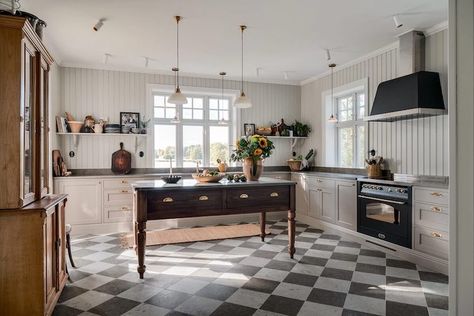 Checkered Floor Kitchen, Stockholm Archipelago, Swedish House, Country Style Kitchen, Deco Boheme, Built In Bookcase, Scandinavian Home, Kitchen Sets, White Cabinets