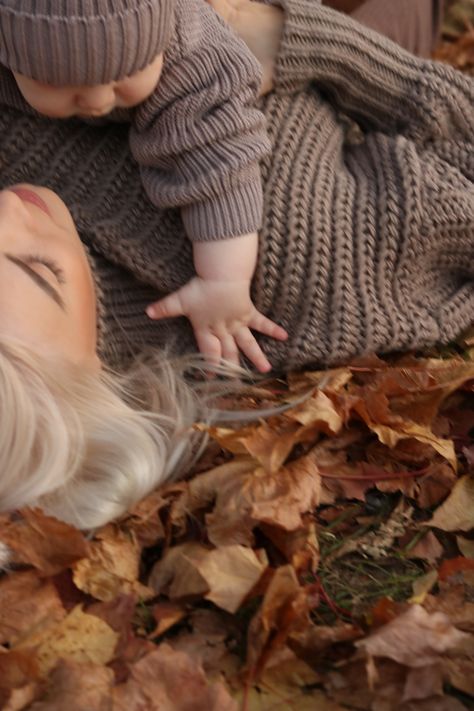 Fall Family Photos Aesthetic, Brown Photography Aesthetic, November Photoshoot Ideas Baby, Baby Autumn Photography, Thanksgiving Aesthetic Photography, Autumn Baby Photoshoot, Fall Baby Pictures, Mommy And Me Photo Shoot, Outdoor Baby