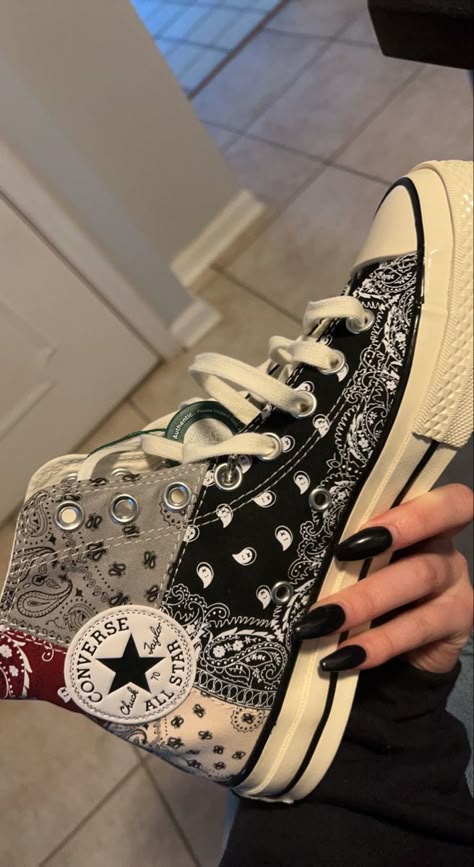 Bandana Converse, Diy Converse, Cute Converse Shoes, Tenis Converse, Cute Converse, Custom Shoes Diy, Shoe Wishlist, Shoes Outfit Fashion, Black Converse