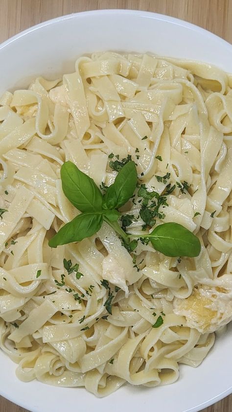 Authentic Fettuccine Alfredo Recipe: Simple & Cream-Free - ya hungry? Authentic Fettuccine Alfredo, Roasted Garlic Hummus Recipe, Garlic Hummus Recipe, Pasta Salad Salmon, Fettuccini Alfredo, Fettuccine Alfredo Recipe, Roasted Garlic Hummus, Sandwich Sides, Salmon Sandwich