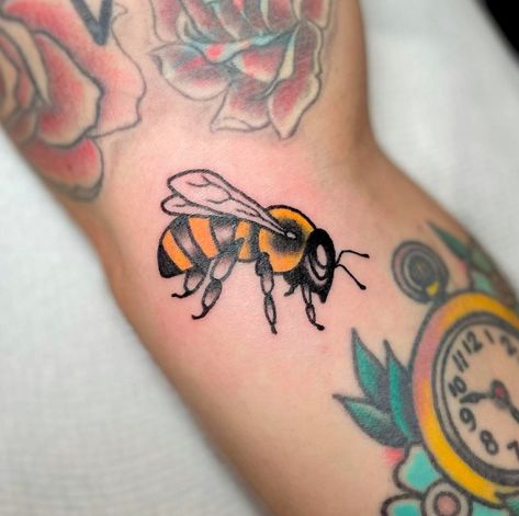 Small Fill In Tattoos, Black Bee Tattoo, Fill In Tattoos, Sleeve Background, Tattoo Bee, Traditional Tattoo Filler, Filler Tattoo Ideas, Tattoo Fillers, Gold Tattoos