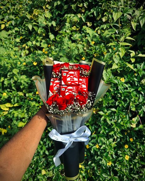 Kitkat Bouquet with fresh Flowers 🌹 Red Roses With Nestle Kitkat Chocolates.Completed this beauty in black & white theme by adding original Fresh flowers & Kitkats . Make a long lasting impression on your special ones by sending this token of love on the upcoming occasion of love. #flower #flowerbouquet #kitkat #lovequotes Kitkat Bouquet, Beauty In Black, Black And White Theme, Flowers Red, Kit Kat, Fresh Flowers, Chocolates, Flowers Bouquet, Red Roses