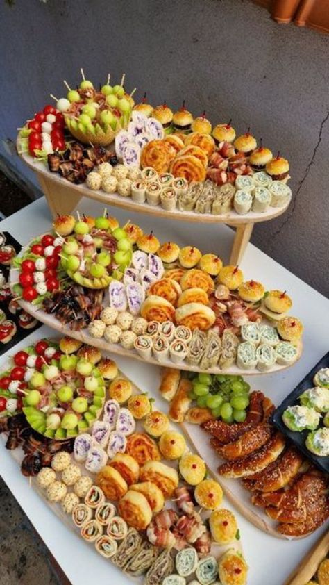 Houses Bedroom, Healthy Lunch Snacks, Party Food Buffet, Catering Ideas Food, Party Food Platters, Charcuterie Recipes, Party Finger Foods, Food Displays, Catering Food