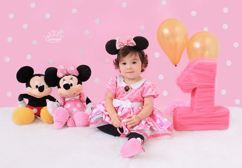 Minnie Mouse Photo Shoot Ideas, Minnie Mouse Photo Shoot, Cake Smash Girl, Minnie Mouse Birthday Theme, Birthday Photo Shoot Ideas, Baby Birthday Photoshoot, Background For Photo, Mouse Photos, Smash Cake Girl