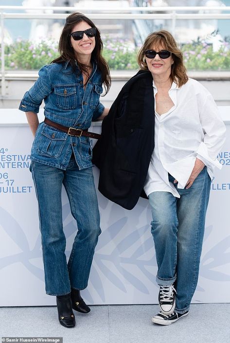 Jane Birkin Daughters, Jane Birkin Jeans, Charlotte Gainsbourg Style, Aesthetic Exercise, Jane Birkin Style, Melanie Laurent, Haute Couture Looks, Style At A Certain Age, Haute Couture Gowns