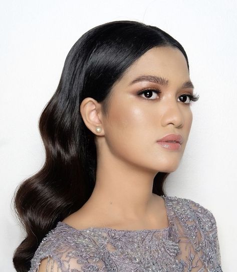 Sleek And Wavy Hairstyles, Slick Wedding Hair Down, Mid Length Event Hairstyles, Slick Back Middle Part Hair Down, Slick Back Waves Hair, Middle Part Slicked Back Hair, Wavy Sleek Hair, Slick Front Hair Down Side Part, Middle Part Pinned Back Hair