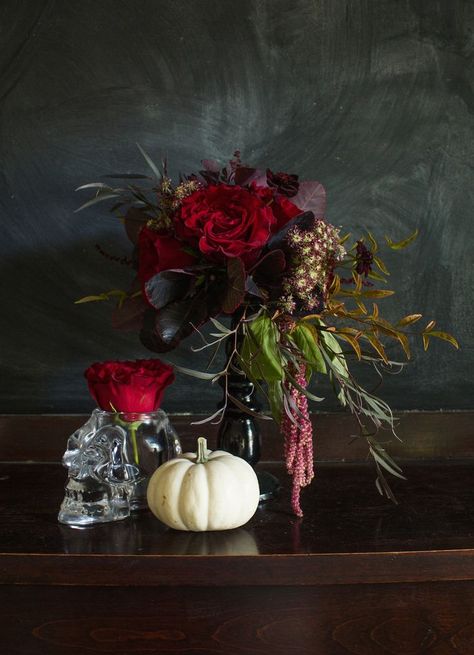 Dark Gothic Floral Arrangements, Dark Moody Flower Arrangements, Goth Flower Centerpiece, Halloween Flower Installation, Halloween Floral Arrangements Black, Halloween Flower Arrangements, Creepy Candles, Halloween Floral Arrangements, Halloween Table Centerpieces