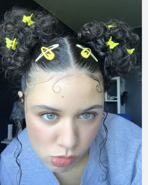 Cute Y2k Hairstyles Butterfly Clips, Short Curly Hairstyles With Accessories, Curly Butterfly Clips, Butterfly Clip Curly Hairstyles, Natural Hair Styles With Clips, Hairstyles With Butterfly Clips Black, Curly Hair Styles With Butterfly Clips, Buns With Butterfly Clips, Cute Butterfly Hairstyles