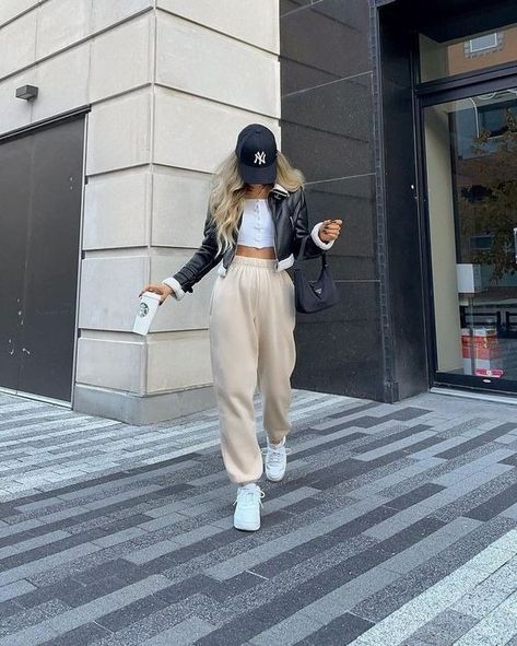 20+ Sweatpants Outfits You Can’t Get Around on Pinterest Right Now 9 Inspo Poses, Outfits Primavera, Sweatpants Outfits, Winter Fashion Outfits Casual, Joggers Outfit, Ootd Inspo, Manifestation Board, Athleisure Outfits, Cute Fall Outfits