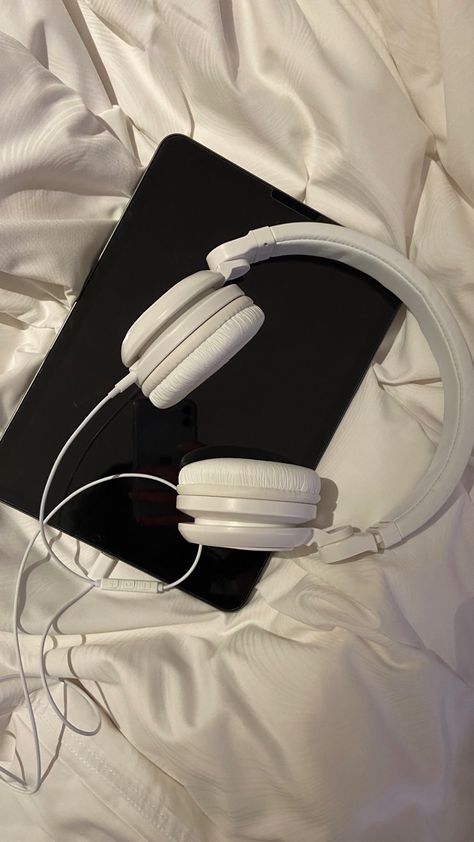 Ipad Headphones, High Quality Aesthetic, Aesthetic Headphones, Music Headset, Cute Headphones, Headset With Mic, Girl With Headphones, White Headphones, Pretty Phone Cases