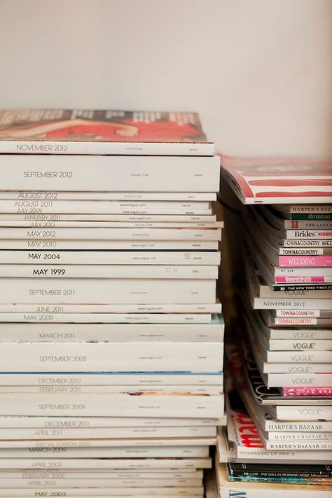 Tips for organizing magazines from Jacqueline Clair on York Avenue blog. Harpers Bazar, Magazine Organization, Magazine Storage, Magazine Vogue, Organisation Hacks, Tip Of The Day, Study Style, Coffee And Books, Vogue Magazine