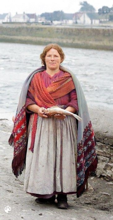 Galway shawl on fish seller, Claddagh, Galway, Ireland, 1905. Scottish Cultural Clothing, Medieval Scotland Clothing, Traditional Irish Clothing Woman Ireland, Irish Clothes Traditional, Galway Shawl, Historical Irish Clothing, Irish Clothes, Traditional Irish Clothing, Medieval Scotland