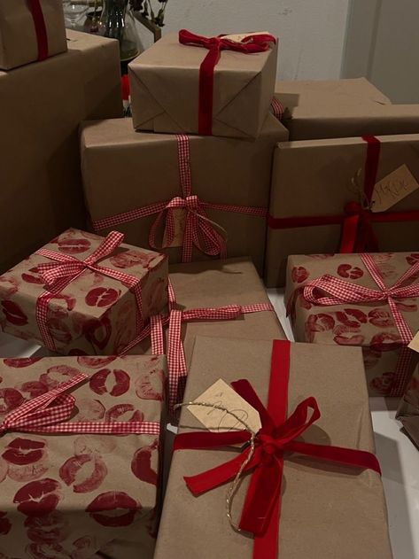 Christmas Gift Astethic, Christmas Present Gift Wrapping Ideas, Christmas Presents Astethic, Stacked Presents Wrapping, Christmas Gift Box Boyfriend, Luxury Christmas Gifts Aesthetic, Present Gift Wrapping Ideas, Gift Wrap Birthday, Christmas Wrapping Ideas For Boyfriend