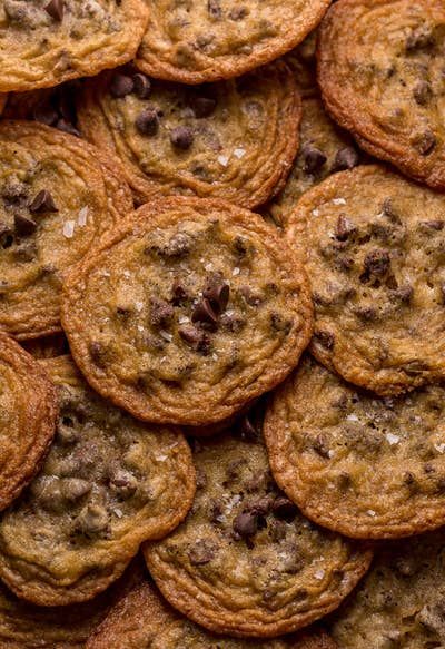 Choc Chip Cookies Aesthetic, Chocolate Chip Cookie Aesthetic, Chocolate Chip Cookies Aesthetic, Trendy Desserts, Aesthetic Cookies, Chocolate Chip Cookie Recipes, Crunchy Chocolate Chip Cookies, Chocolate Aesthetic, Crispy Chocolate Chip Cookies