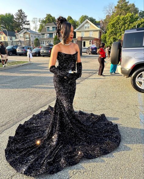 Senior Prom Black Dresses, Junior High School Prom Dresses, Black Prom Dresses With Date, Senior Prom Dresses Black And Gold, High School Prom Dresses, Prom Inspo Pictures Black, Black Prom Dresses Black Women, Dream Junior Prom Dress Black Roses, High School Prom Dress