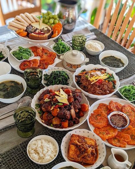 Korean Food Table Aesthetic, Korean Family Dinner Aesthetic, Korean Table Food, Korean Food Plating, Korean Birthday Food, Korean Dinner Aesthetic, Korean Food Table, Korean Table Setting, Korean Dinner Table