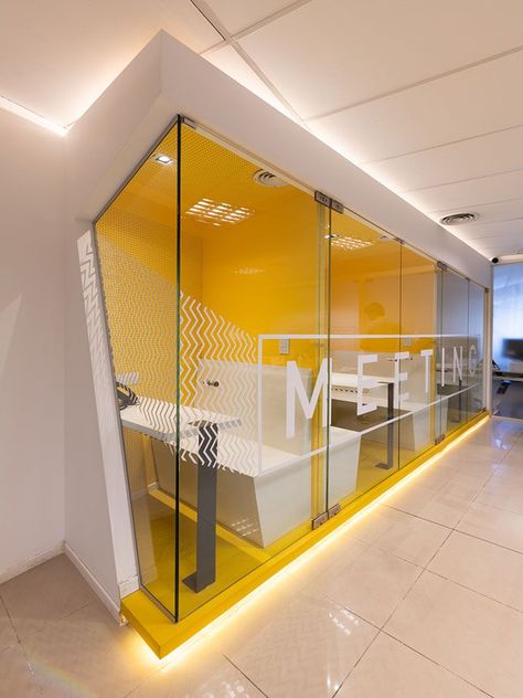 Meeting Room Glass Design, Working Room Design, Coworking Space Ideas, Technology Office Design, Wall Design Office, Working Space Design, Offices Designs, Technology Room, Coworking Space Design