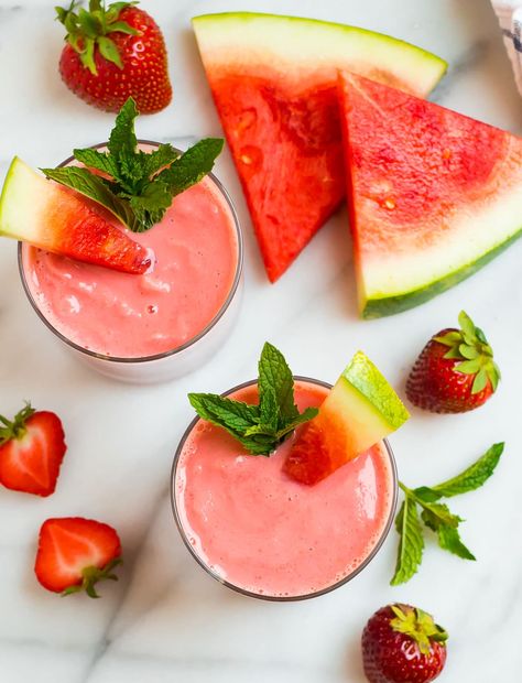 You'll enjoy every cool and creamy sip of this healthy Watermelon Smoothie! It's easy, refreshing, and packed with nutritious ingredients! Healthy Watermelon Smoothie, Strawberry Watermelon Smoothie, Strawberry Health Benefits, Watermelon Smoothie Recipes, Smoothie Benefits, Well Plated, Watermelon Nutrition Facts, Watermelon Smoothie, Watermelon Health Benefits