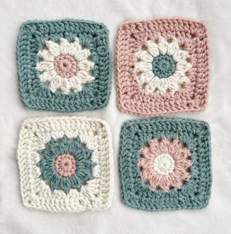 Cozy Days Daisy Blanket - All About Ami Daisy Crochet Blanket, Crochet Boots Pattern, Daisy Blanket, Sunflower Blanket, Kare Motif, Crochet Skull Patterns, Daisy Granny Square, Crochet Quilt Pattern, All About Ami