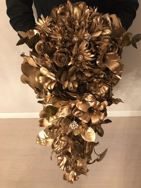 Gold Bouquet Wedding, Black And Gold Flowers, Creepy Wedding, Gold Wedding Flowers, Drinks Reception, Gold Bouquet, Sweet 16 Themes, Cascading Wedding Bouquets, Metal Jewelry Making