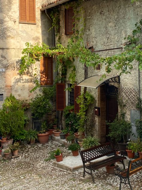 Italian Cottage Exterior, Italian Cottage House, Cottage With Shutters, Italian Cottage Aesthetic, Italian Cottage Interior, Small Italian House, Cottage House Aesthetic, Italian Cottage, Italian Country House