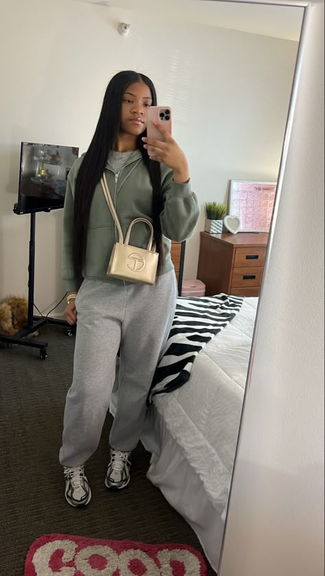 Shein Joggers Outfit, New Balance 1906r Outfit Black Women, Bodysuit And Sweatpants Outfit, New Balance 1906r Outfit, Cute Bummy Outfits, Cute Chill Outfits, New Balance Outfit, Fasion Outfits, Joggers Outfit