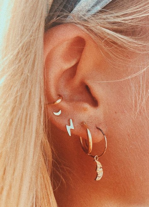 Ušný Piercing, Bodysuit Tattoos, Baguette Diamond Earrings, Vintage Tattoos, Round Cut Diamond Earrings, Cool Ear Piercings, Pretty Ear Piercings, Preppy Jewelry, Cute Ear Piercings