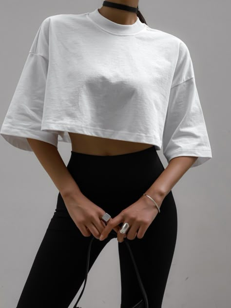 Cropped Tshirt Outfits, Cropped Oversized Tshirt, Oversized Cropped Tshirt, Oversize Tshirt Outfits, 18th Birthday Outfit, Oversized Crop Top, Simple Fall Outfits, T Shirt Crop Top, Cropped Crewneck