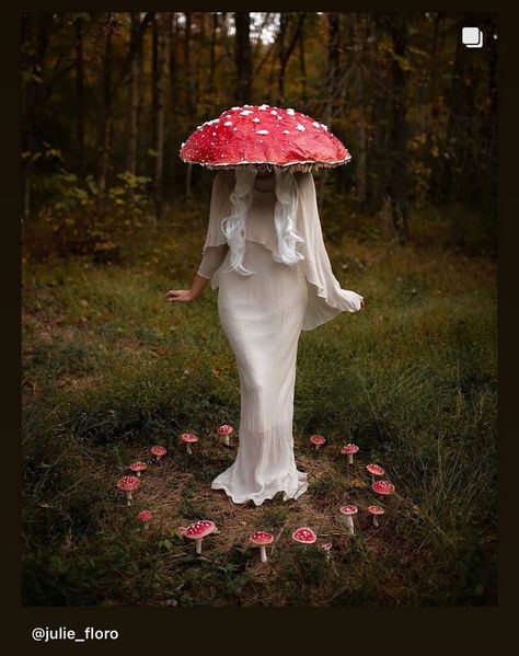 Mushroom Inspired Fashion, Mushroom Costumes, Mushroom Halloween Costume, Photoshoot In The Woods, Costumes For Black Women, Photoshoot Diy, Fantasy Photoshoot, Diy Mushroom, Mushroom Costume