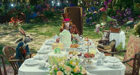 Images from the upcoming film, Alice Through the Looking Glass. Live Action Disney, Johnny Depp Mad Hatter, Mal And Evie, Alice In Wonderland Aesthetic, Alice Tea Party, Desktop Photos, Alice In Wonderland Tea Party, Disney Live Action, Alice In Wonderland Party