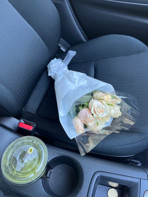 Flowers In Car Aesthetic, Car Seat Aesthetic, Aesthetic Green Juice, Flowers Farmers Market, Mum Aesthetic, Farmers Market Flowers, Flowers House, Market Flowers, House Flowers